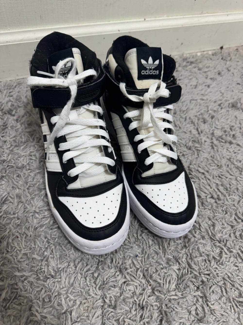 ADIDAS HQ6845 .BLACK/WHITE FORUM